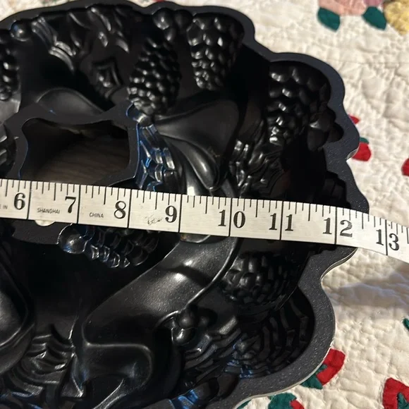 Nordic Ware Holiday Wreath Platinum Collection Bundt Cake Pan 9 Cup - Picture 3 of 4